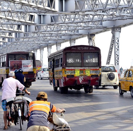 Traffik på en bro i Kolkata i Indien