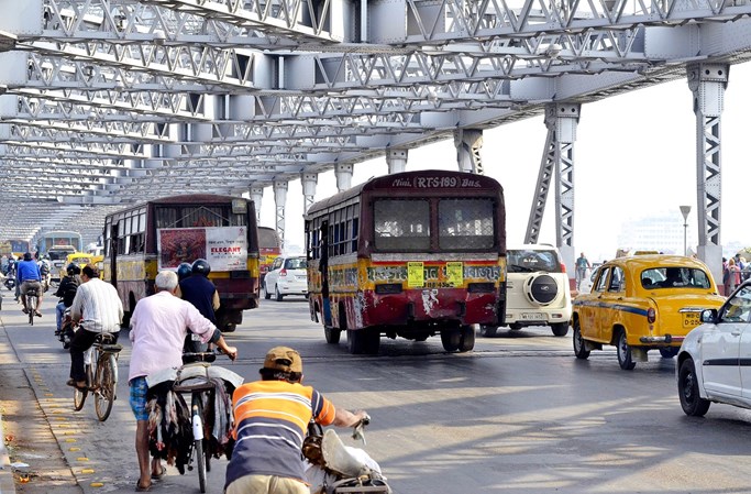 Traffik på en bro i Kolkata i Indien