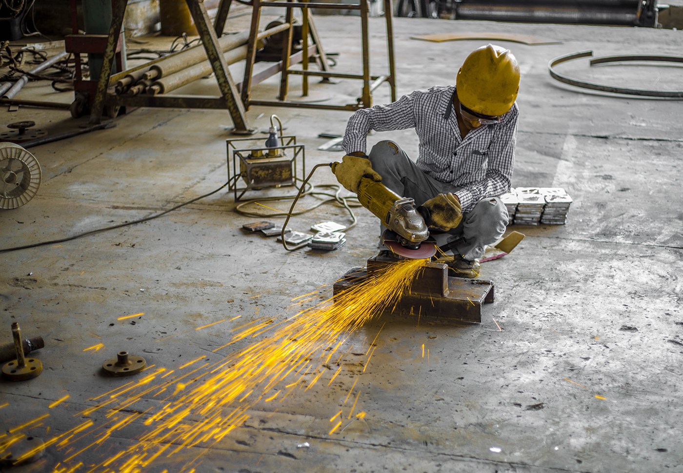 Industriarbejder arbejder i metal med maskine