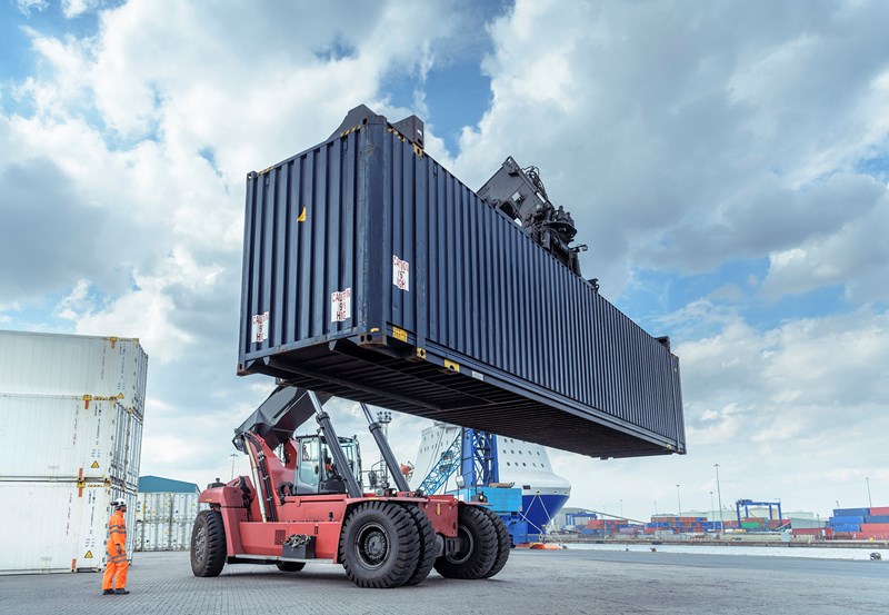 Kran løfter container
