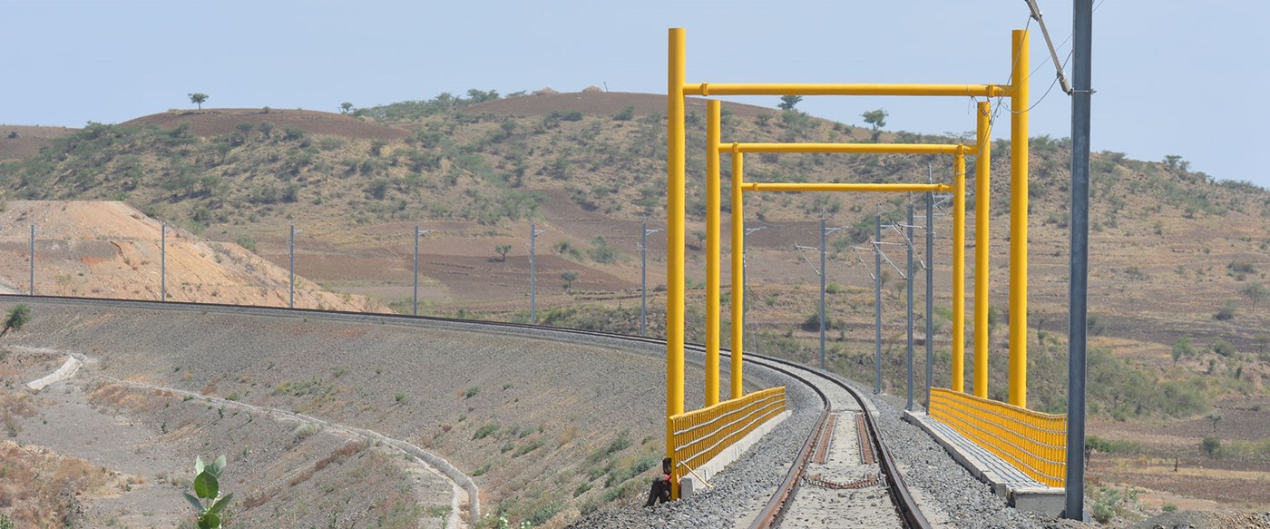 Jernbane i afrikansk landskab