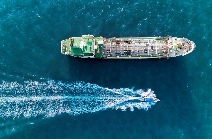 Fragtskib og speedbåd