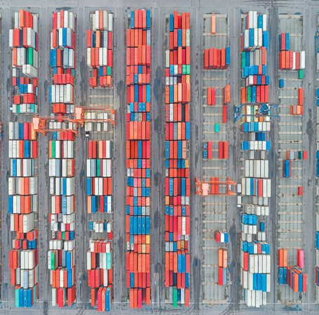 Containerhavn med en masse containere set ovenfra.