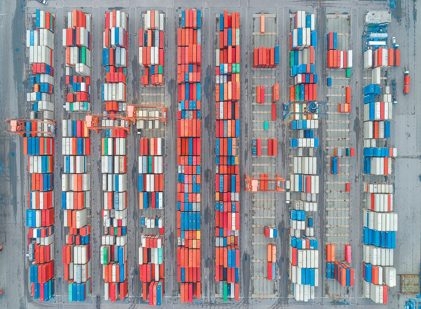 Containerhavn med en masse containere set ovenfra.