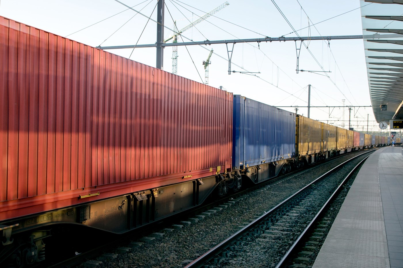 Tog kun fyldt med containere